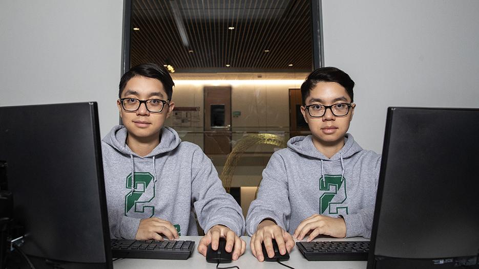 Quinn ’27 (left) and Sammy Tran ’27, both computer science majors, in a computer lab in Skidmore's Billie Tisch Center for Integrated Sciences.